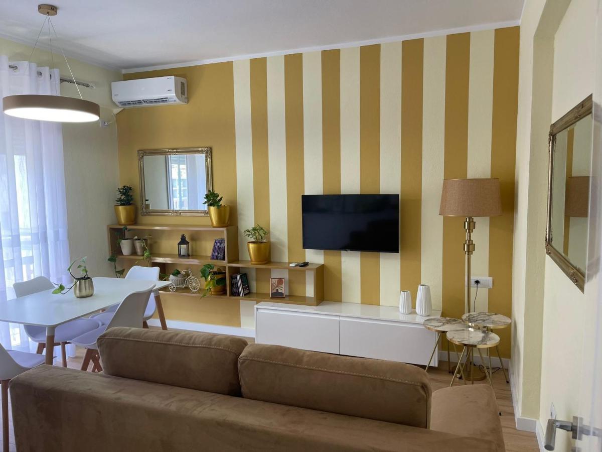 Mel 2 Lungomare Vlore, Albania Apartament *